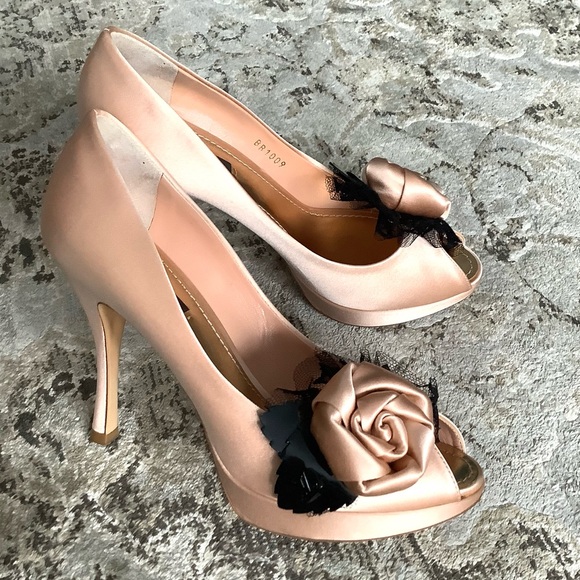 The most DRESSY pumps on Earth 🔥🔥🔥 - Picture 3 of 14